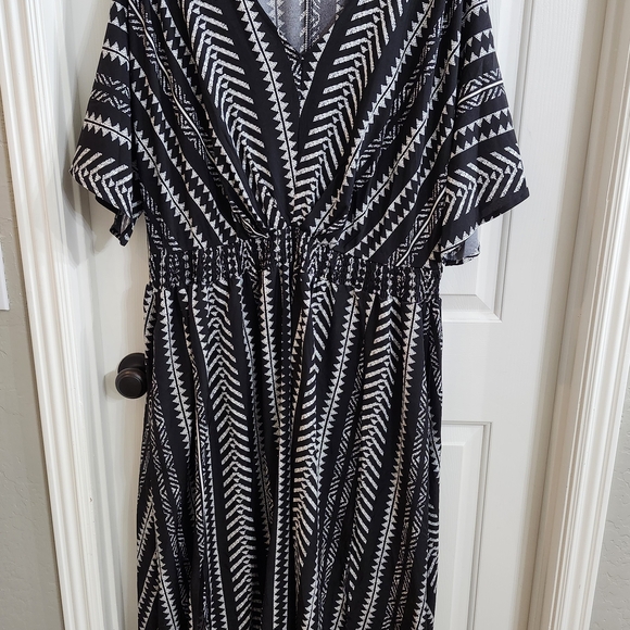 BloomChic Dresses & Skirts - BloomChic Black and White Chevron Maxi Dress